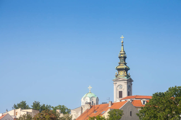 Panoráma starého města Bělehradu se zaměřením na katedrála svatého Michaela, také známý jako Saborna Crkva, s jeho kultovní Clocktoweru vidět z dálky. Bělehrad je hlavním městem Srbska - Fotografie, Obrázek