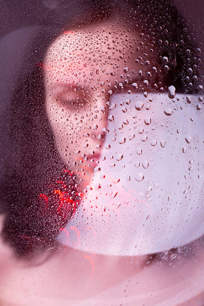 красива молода брюнетка дівчина портрет під склянкою води
 - Фото, зображення