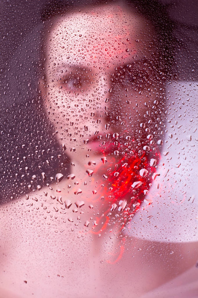 beautiful young brunette girl portrait under a glass of water - Foto, Bild