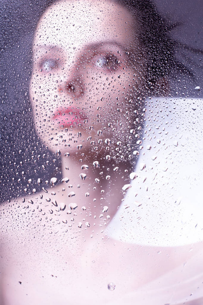 piękne młoda brunetka dziewczyna portret pod szklanką wody - Zdjęcie, obraz