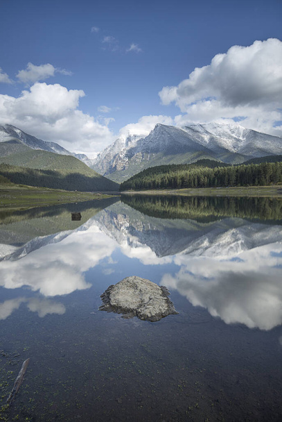 Calm water and rock in a Montana reservoir. - Photo, Image