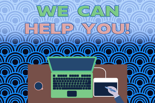 "Sana Yardım Edebiliriz" in kavramsal el yazısı. İş fotoğrafı metni müşterilere ya da arkadaşlarına iyi destek sağlıyor. Laptop ahşap masa başı çalışanı tablet kahve fincanı ofisi çiziyor.. - Fotoğraf, Görsel