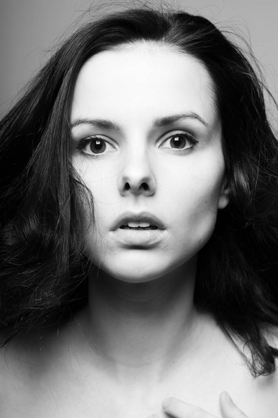 beautiful young girl black and white portrait - Фото, зображення