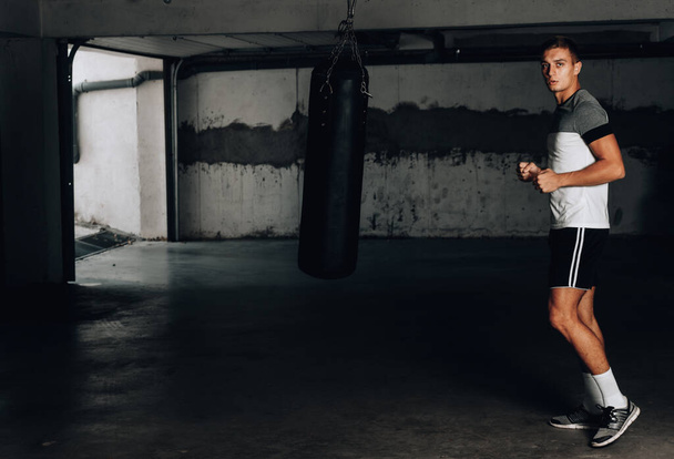 Muskelmann trainiert Kampfsport in Tiefgarage - Foto, Bild