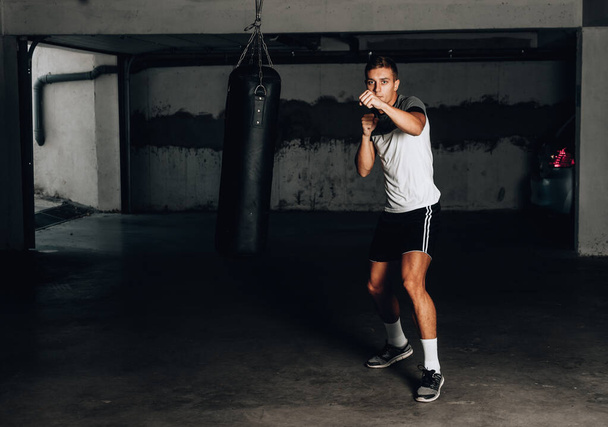 Posición de combate mientras practica entrenamiento de boxeo
 - Foto, Imagen
