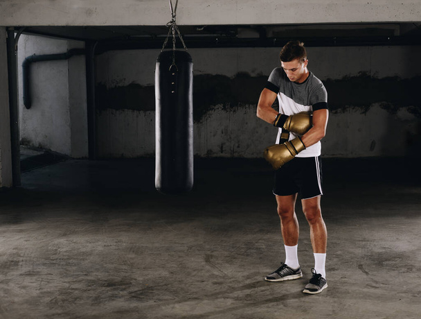 Красивий м'язистий молодий чоловік в боксерських рукавичках
 - Фото, зображення
