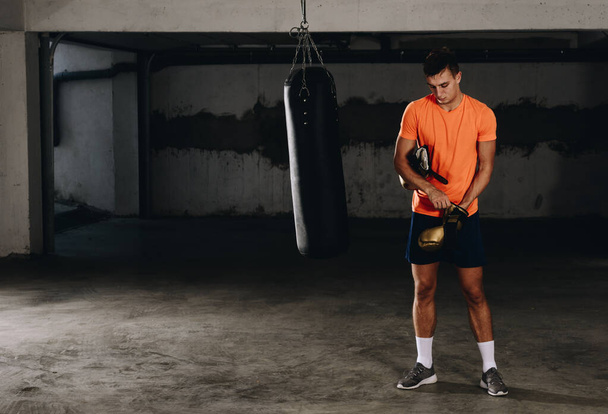 Yakışıklı genç boksör yeraltı garajında eğitime hazırlan. - Fotoğraf, Görsel