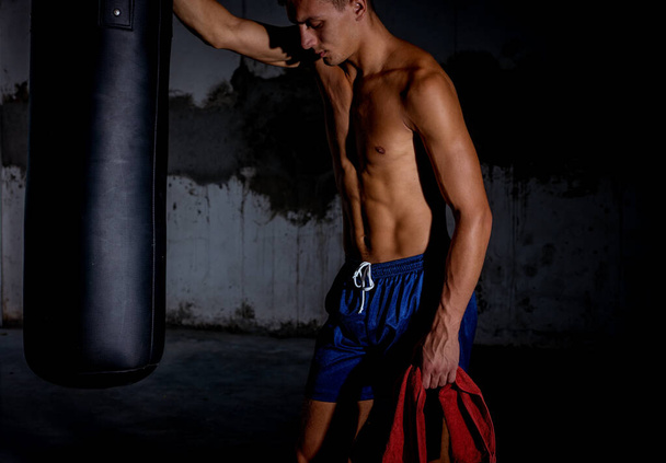 Musclé homme caucasien reposant après son entraînement
 - Photo, image