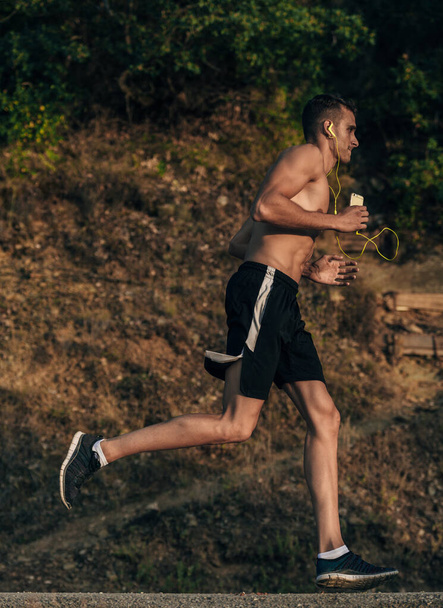 Мышечный спортивный силуэт модели спринтер упражнения спринт о
 - Фото, изображение