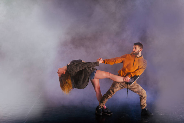 Para taniec nowoczesny taniec i pokazując ich nogi odcinek mo - Zdjęcie, obraz