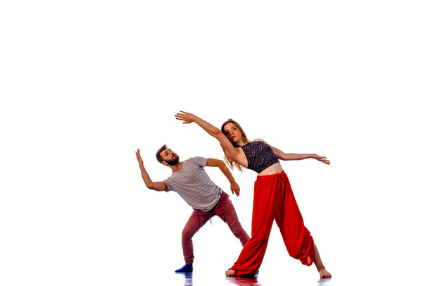 Kaksi söpöä tanssijaa harjoittelemassa kilpailuun
 - Valokuva, kuva
