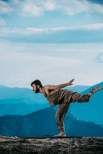 Foto di moda di un talentuoso ballerino hip hop in piedi sul monte
 - Foto, immagini