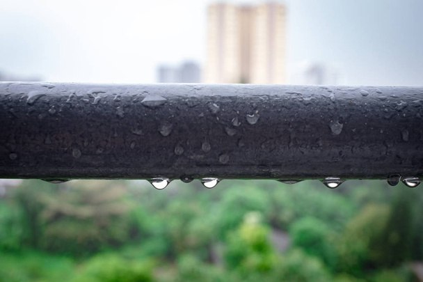 Падіння дощу на рейці після дощу
 - Фото, зображення