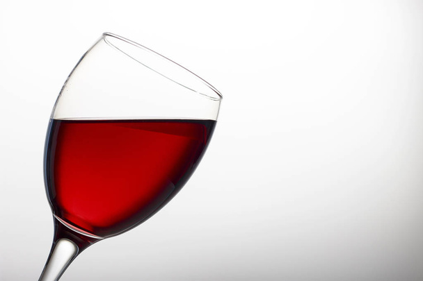 Borospohár vörösbor közelkép elszigetelt fény háttér, másolás tér - Fotó, kép