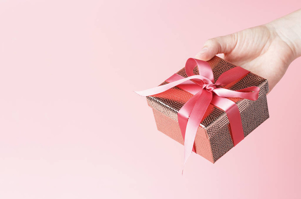 Scatola regalo femminile con nastro su sfondo rosa, spazio copia
 - Foto, immagini