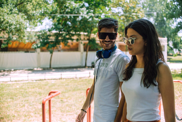 счастливая пара подростков прогулка в летнем парке
 - Фото, изображение