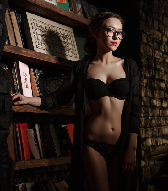 Mulher nua posando em lingerie preta, chave baixa
 - Foto, Imagem