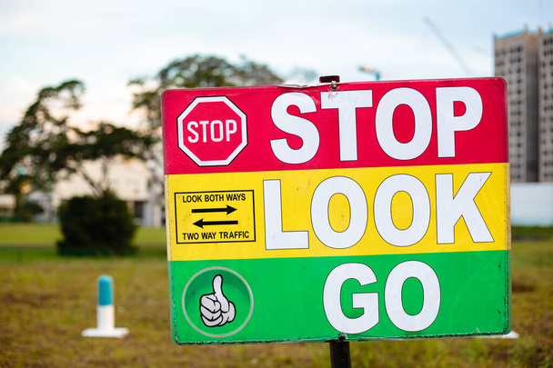 pedestre colorido placa de sinalização de segurança closeup detalhe vista
 - Foto, Imagem