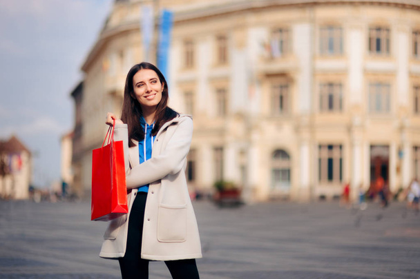 Ευτυχισμένη γυναίκα τουριστικά ψώνια στο ιστορικό κέντρο της πόλης - Φωτογραφία, εικόνα