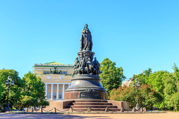 Sint-Petersburg, Rusland. Monument voor Catharina de grote. Tekst  - Foto, afbeelding