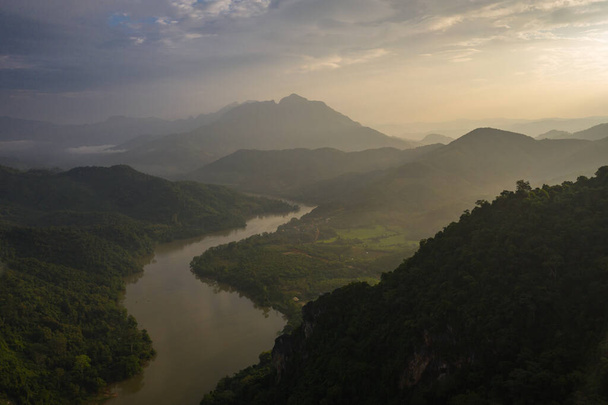 Aerial näkymä vuorille ja joen Nong Khiaw. Pohjois-Laosissa. Etelä
 - Valokuva, kuva