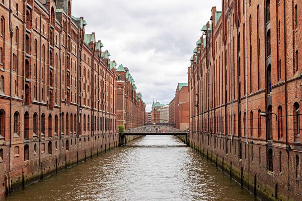 Hamburg, Németország. Speicherstadt - a legnagyobb raktár terület  - Fotó, kép