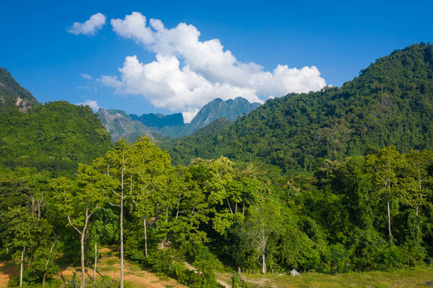 Luchtfoto van prachtige landschappen bij Vang Vieng, Laos. Zuidelijk - Foto, afbeelding