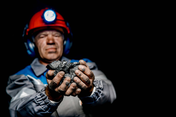 Górnicze brudne ręce trzymające kawałek kopalni węgla - Zdjęcie, obraz