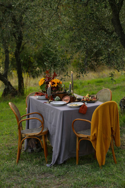 Autumn table setting with pumpkin soup and chestnuts - Valokuva, kuva