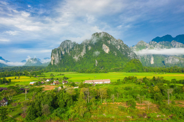Légi kilátás gyönyörű tájak Vang Vieng, Laosz. Dél. - Fotó, kép