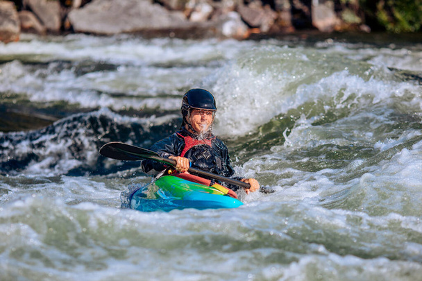 Facet w kajaku płynie górską rzeką. spływy kajakowe Whitewater, rafting sportowy ekstremalny - Zdjęcie, obraz