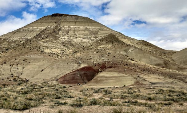 ジョン・デイ化石床の多色塗装された丘のユニット内のプルクリトサウルスの画像。オレゴン州の七不思議の一つに挙げられている。ウィーラー郡ミッチェルの趣のある町の外に位置する. - 写真・画像