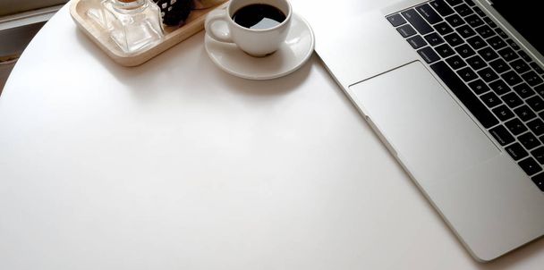 Άνοιγμα φορητού υπολογιστή σε σύγχρονο χώρο εργασίας με φλιτζάνι καφέ και αντιγραφή χώρου - Φωτογραφία, εικόνα