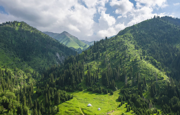 Beautiful view to the high green mountains and white kazakh national yurts, Almaty, Kazakhstan - Foto, Imagen