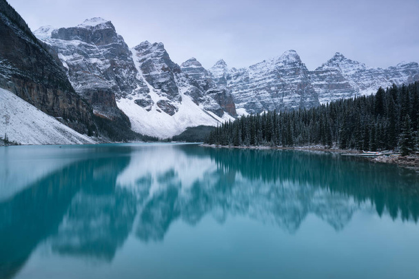 Prima nevicata Mattina al lago Moraine nel Banff National Park Alberta Canada Lago di montagna invernale innevato in un'atmosfera invernale. Bella foto di sfondo
 - Foto, immagini