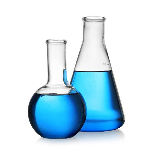 Florencia y frascos cónicos con líquido azul sobre fondo blanco. Artículos de vidrio de laboratorio
 - Foto, Imagen