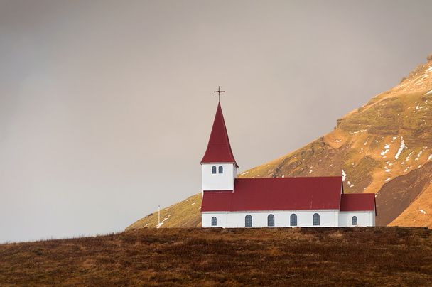 Vik kerk op een heuvel hoogste IJsland - Foto, afbeelding