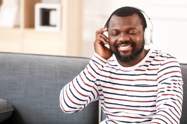 Yakışıklı Afrikalı-Amerikalı adam evde müzik dinliyor - Fotoğraf, Görsel