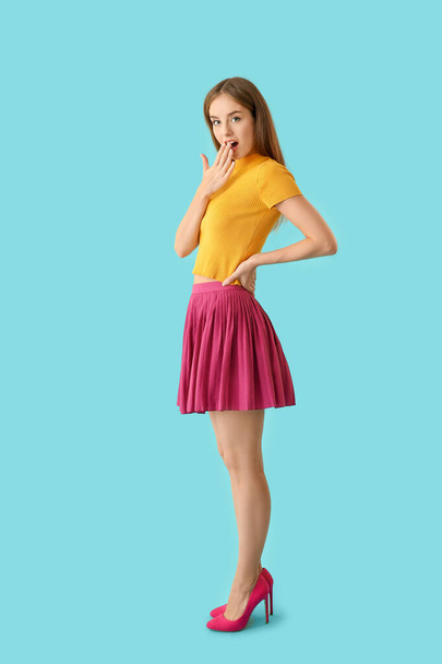 Surprised young woman on color background - Fotó, kép