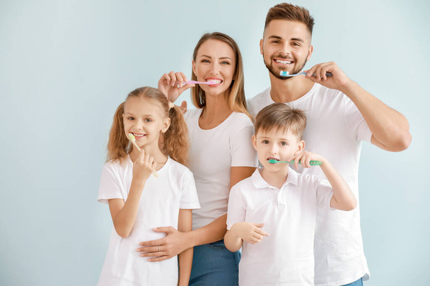 Portrait de famille brossant les dents sur fond clair
 - Photo, image