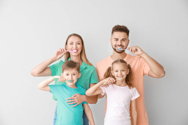 Ritratto di famiglia lavarsi i denti su sfondo chiaro
 - Foto, immagini