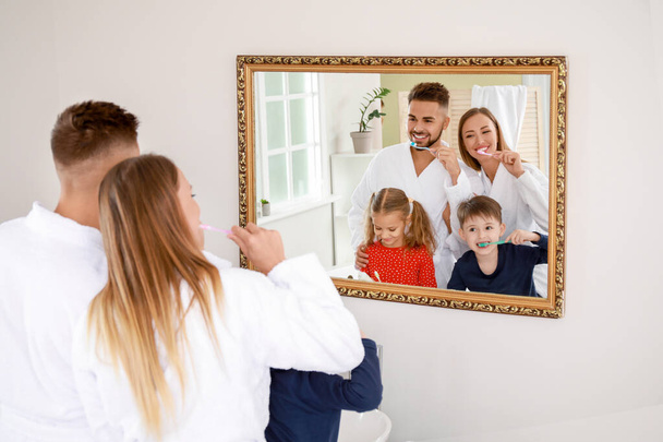 Família escovar os dentes no banheiro - Foto, Imagem