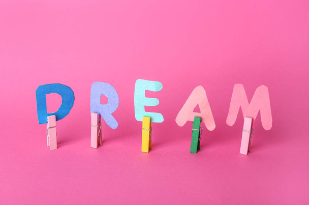 Word Dream s kolíky na barevném pozadí - Fotografie, Obrázek