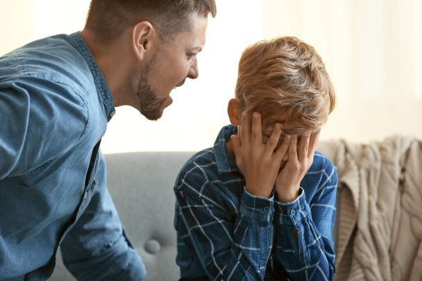 Pai repreendendo seu filho em casa
 - Foto, Imagem