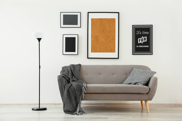 Интерьер современного номера с удобным диваном - Фото, изображение