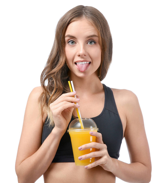 Bella giovane donna con succo d'arancia su sfondo bianco - Foto, immagini