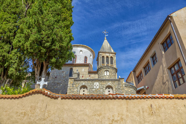 Krka manastırı. 14. yüzyıl Sırp Ortodoks Kilisesi manastırı St. Archangel Michael 'a adanmıştır. Prenses Jelena Nemanjic Subic 'in bağışları. Hırvatistan 'ın Krka Ulusal Parkı' nda yer alıyor. Resim - Fotoğraf, Görsel