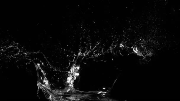 Super-Zeitlupe von plätscherndem Wasser isoliert auf schwarzem Hintergrund. Gefilmt mit einer sehr schnellen Kinokamera, 1000 fps. - Filmmaterial, Video