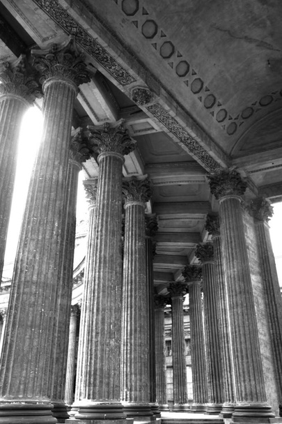Vertical shot of an old building with beautiful columns - Фото, зображення
