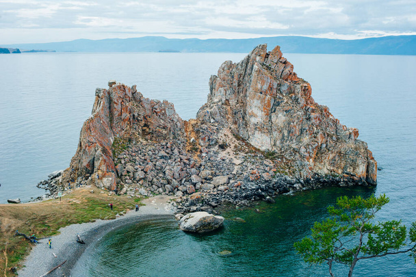 Shamanka en el lago Baikal cerca de Khuzhir en la isla Olkhon en Siberia, Rusia
. - Foto, imagen